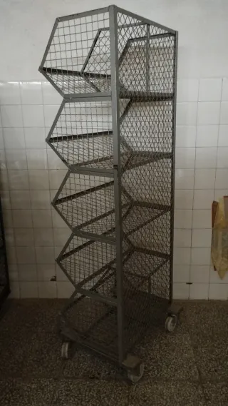 Carrito metálico gris con ruedas