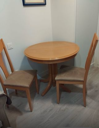Mesa redonda y 2 sillas