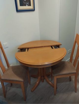 Mesa redonda y 2 sillas