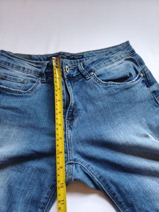 Vaqueros largos desgastados