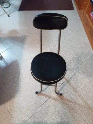 Due sedie imbottite nere e argentate pieghevoli