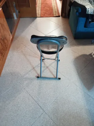 Due sedie imbottite nere e argentate pieghevoli