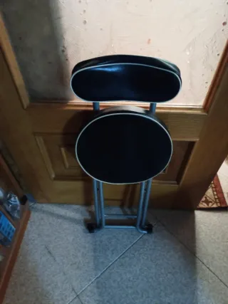 Due sedie imbottite nere e argentate pieghevoli