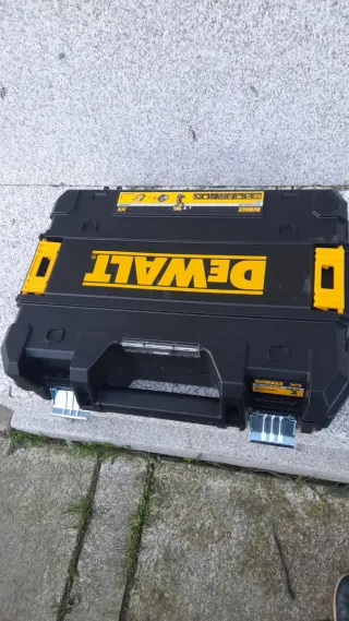 Taladro Percutor Atornillador DeWalt XR.. DCD 796