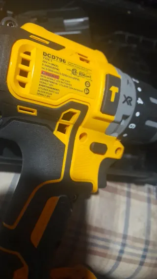 Taladro Percutor Atornillador DeWalt XR.. DCD 796