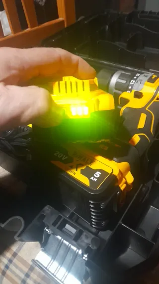 Taladro Percutor Atornillador DeWalt XR.. DCD 796