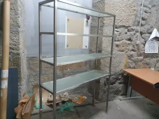 Scaffale in vetro e metallo