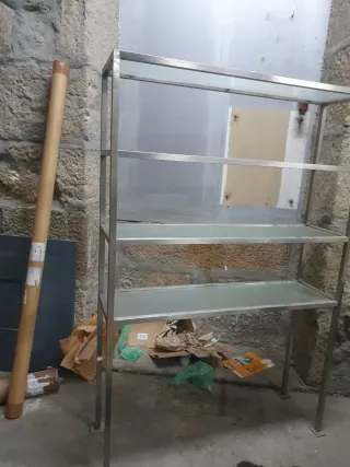 Scaffale in vetro e metallo