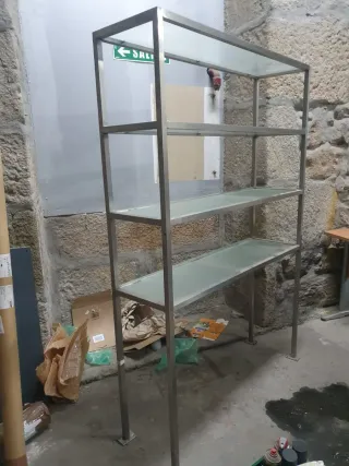 Scaffale in vetro e metallo