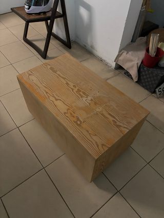 Baúl de madera con ruedas