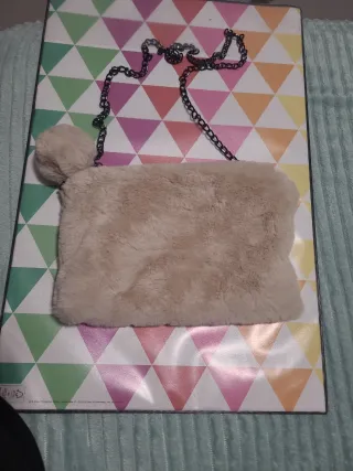 Bolso pelo beige con cadena negra