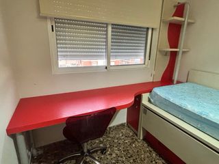 Escritorio con estantería y cajonera