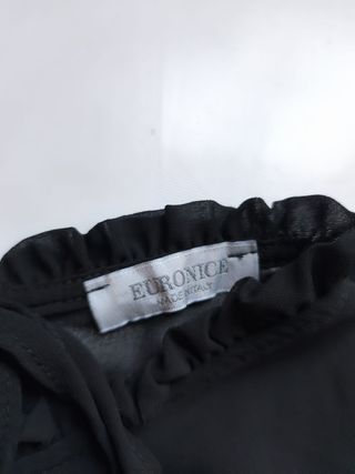 Blusa negra con transparencias