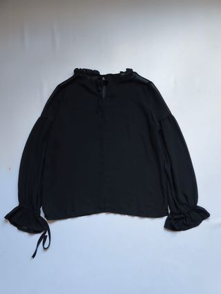 Blusa negra con transparencias
