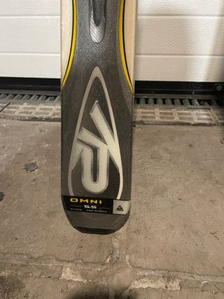 Esquís con fijaciones