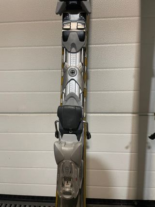 Esquís con fijaciones