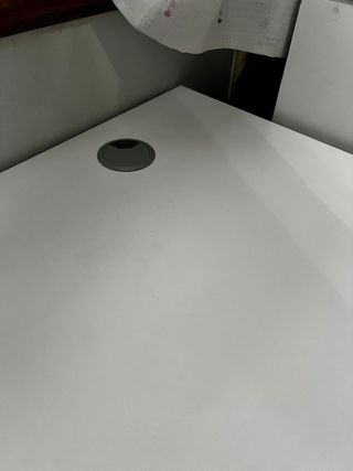 Escritorio blanco con cajones