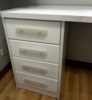 Escritorio blanco con cajones