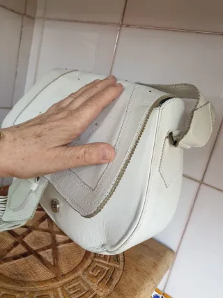 Bolso blanco de hombro con flecos