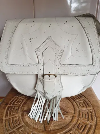 Bolso blanco de hombro con flecos