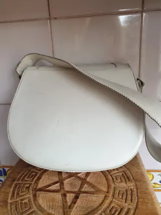 Bolso blanco de hombro con flecos