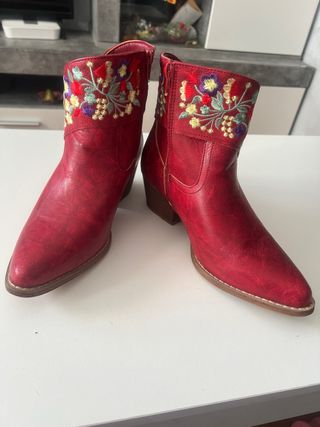 Botines rojos bordados florales