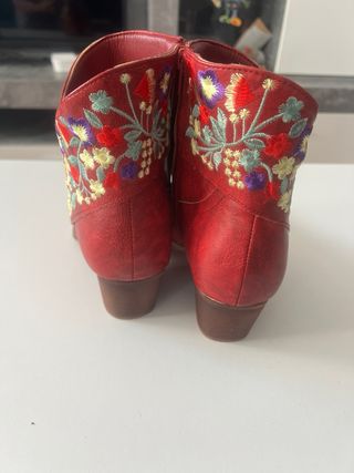 Botines rojos bordados florales