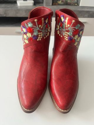 Botines rojos bordados florales