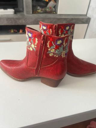 Botines rojos bordados florales