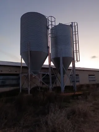 4 Silos de pienso metálicos