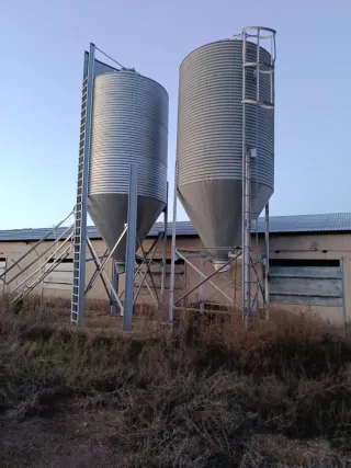 4 Silos de pienso metálicos