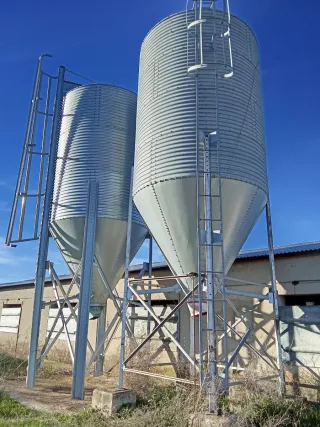 4 Silos de pienso metálicos