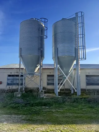 4 Silos de pienso metálicos
