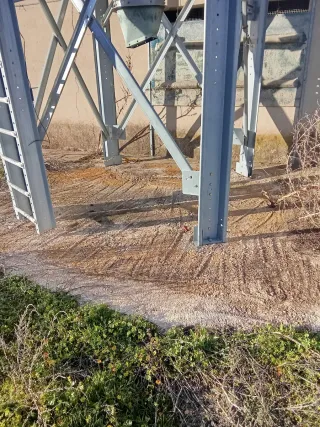 4 Silos de pienso metálicos