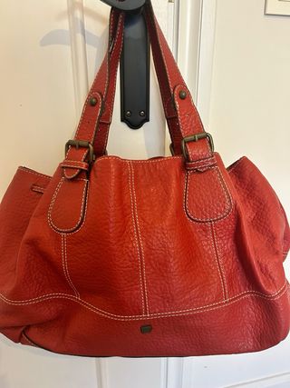 Bolso de mano rojo con logo