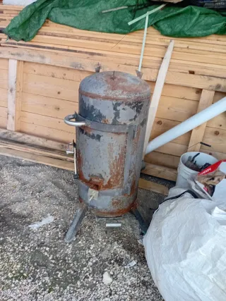 Estufa de leña metálica