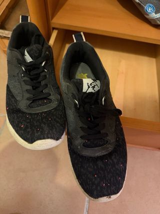 Deportivas Negras con Detalles Rojos