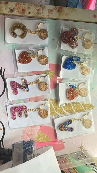 Llaveros de resina con figuras y letras