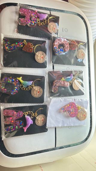 Llaveros de resina con figuras y letras