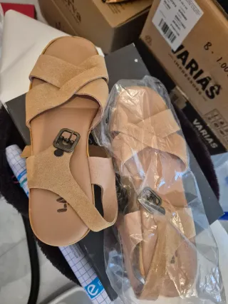 Sandalias de cuña beige y marrón
