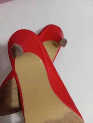 Zapatos de tacón rojos