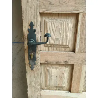 Puerta madera maciza rústica con manilla negra