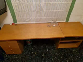 Escritorio de madera con cajones