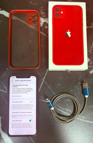 iPhone 11 Rosso con custodia e cavo