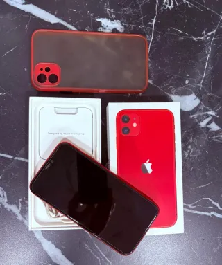 iPhone 11 Rosso con custodia e cavo