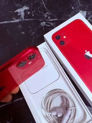 iPhone 11 Rosso con custodia e cavo