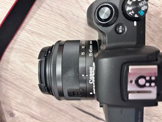 Cámara Canon EOS M50 con objetivo 15-45mm