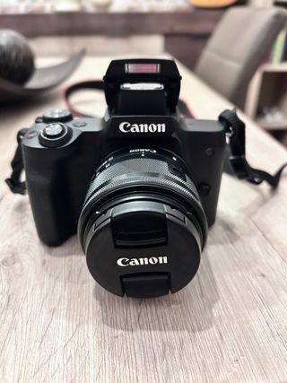 Cámara Canon EOS M50 con objetivo 15-45mm