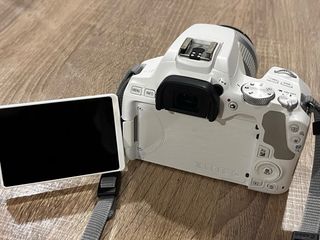 Canon EOS 250D Blanca + 2 Baterías + 2 objetivos.