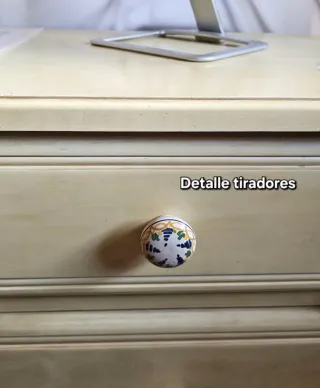 Mesa de estudio beige y marrón